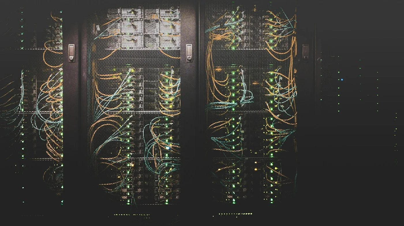 Armarios de servidores y conexiones de datos en un centro de procesamiento